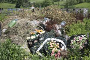 Жители Щекинского района жалуются на замусоренность кладбища.