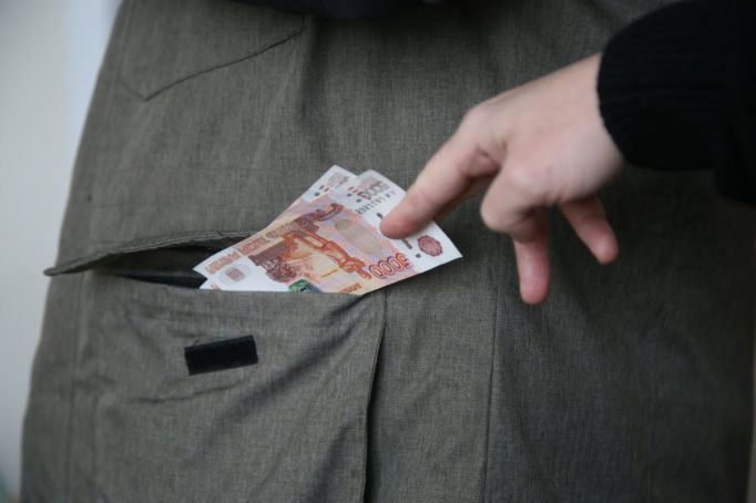 Житель Плавского района во время застолья лишился паспорта, наушников и карты