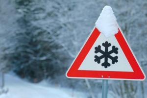 Тульская Госавтоинспекция предупреждает водителей о снегопаде в ближайшие сутки.