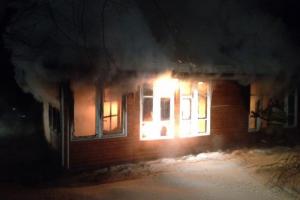 В Алексинском районе четверо пожарных тушили полыхающую баню (ФОТО) .