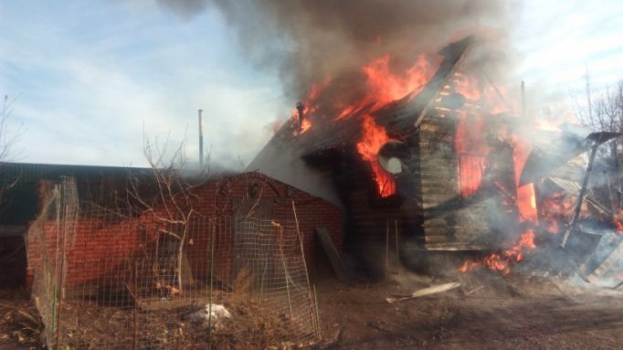 В Алексинском районе выгорел дом