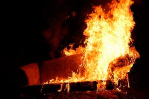 В Новомосковске в квартире огонь уничтожил диван и стол.