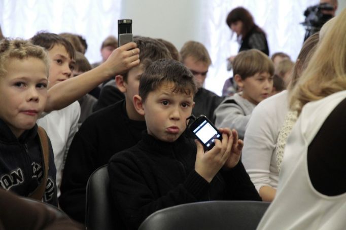 В Новомосковске у подростка отобрали телефон