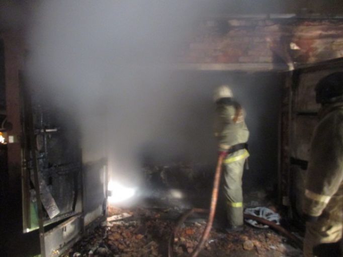 В Донском сгорел гараж вместе с автомобилем внутри