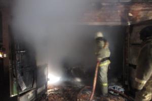 В Донском сгорел гараж вместе с автомобилем внутри.