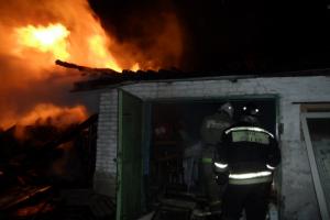 18 пожарных тушили полыхающие сараи в Рождественском .