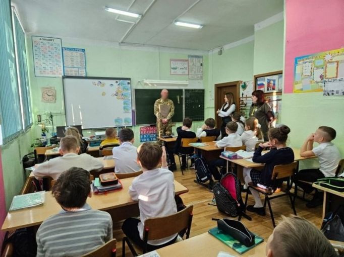 Школьники центра образования Смородинский встретились с участником СВО