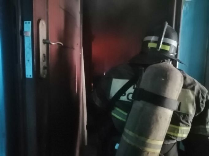 В квартире на ул. Смидович в Туле загорелась входная дверь