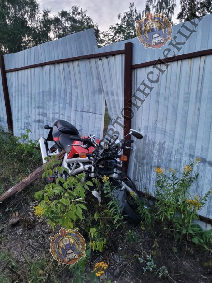 Мотоциклистка без прав протаранила забор на Косой Горе