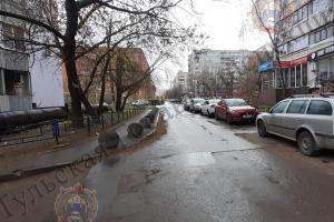  82-летняя тулячка чуть не погибла во дворе дома на ул. Братьев Жабровых.