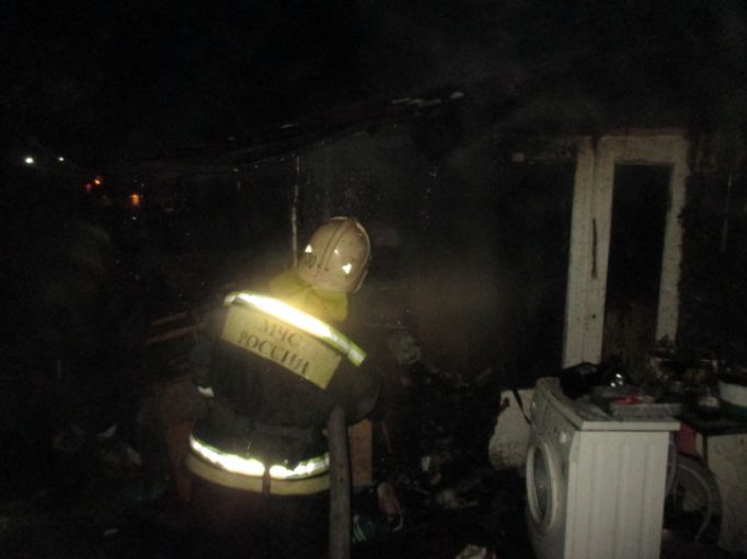 10 спасателей тушили пожар в узловском доме 