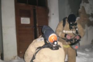 Девять пожарных тушили горящую баню в поселке Теплое .