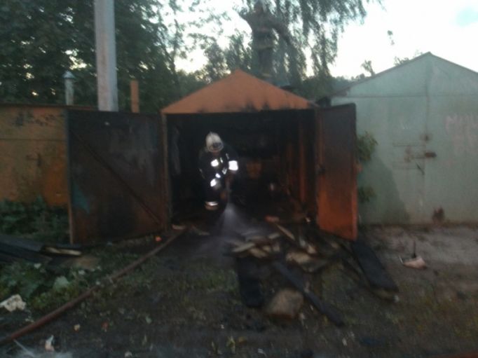 В Новомосковске огонь уничтожил содержимое гаража