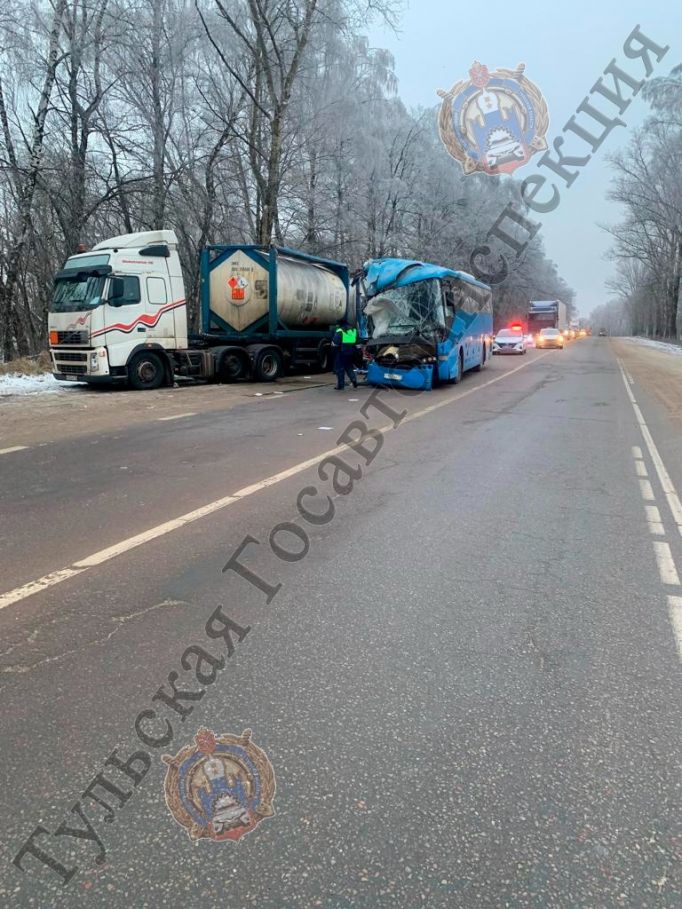 В Узловой уснувший за рулем водитель автобуса врезался в грузовик 
