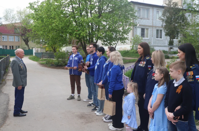 Волонтеры Победы вместе с депутатами вручили 200 участникам ВОВ подарки