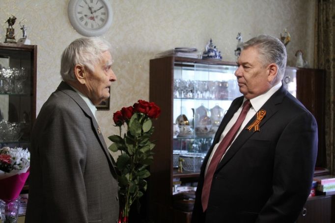 Николай Воробьев поздравил с Днем Победы участника сталинградской битвы 