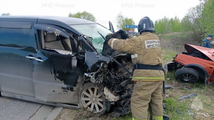 Спасатели извлекли пострадавших из автомобилей, столкнувшихся на трассе Тула-Новомосковск 