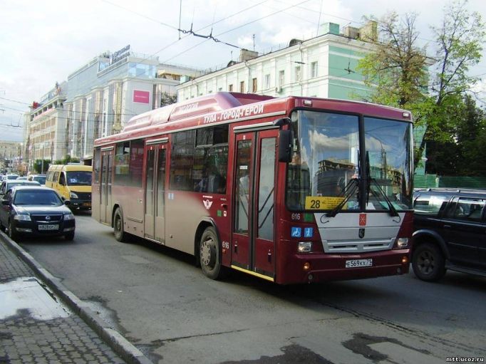 На улице Советской в Туле - пробка из-за ДТП с участием автобуса