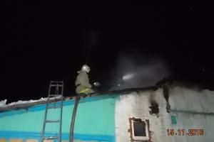 11 пожарных тушили горящий дом в Липках.