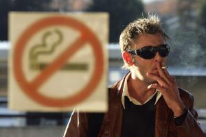 129 человек оштрафовали в регионе за курение в неположенных местах за неделю .