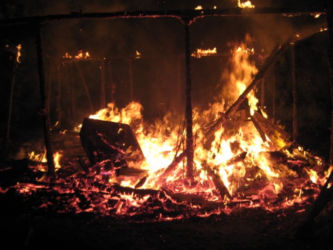 Шесть человек тушили ночной пожар в Алексине 