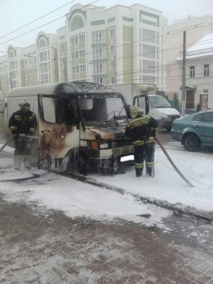 11 человек тушили горящий микроавтобус в центре Тулы