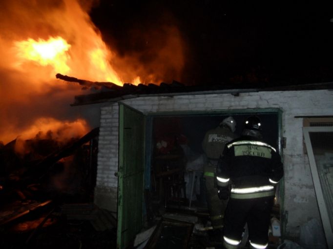 18 пожарных тушили полыхающие сараи в Рождественском 