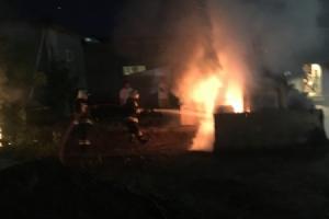 В Плавске 3 минуты 7 огнеборцев спасали машину.