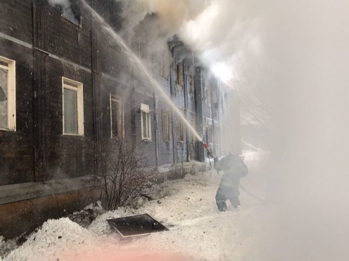 Более 30 жителей эвакуировали при пожаре в деревянном общежитии под Тулой