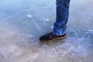 В Щекинском районе подростки развлекались пробежкой по тонкому льду.