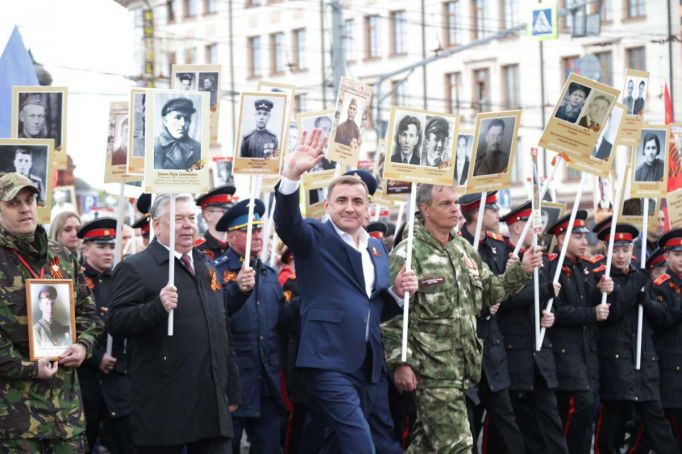 Алексей Дюмин принял участие в шествии «Бессмертного полка» в Туле