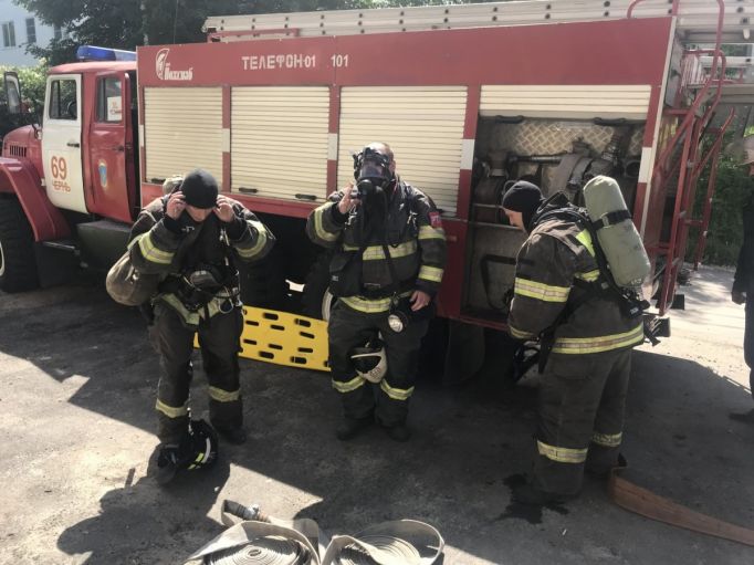 Тульские огнеборцы отрабатывали навыки тушения пожара в медучреждении
