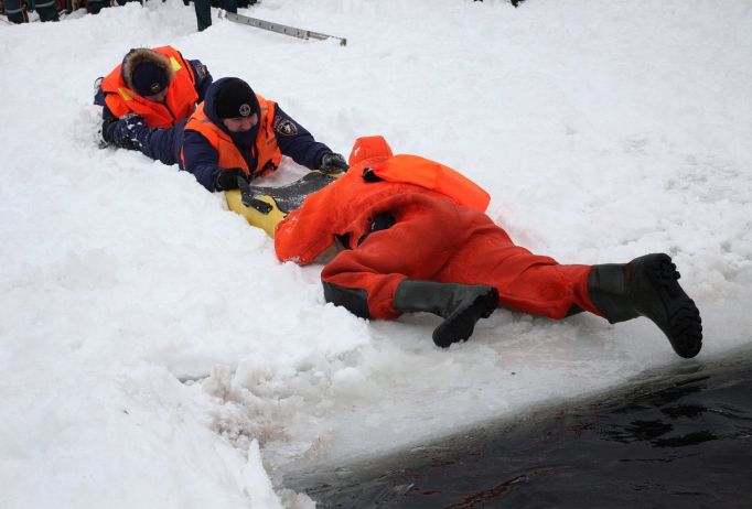 Спасай кто может: как выжить, провалившись под лед?
