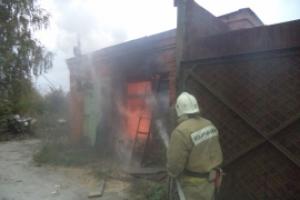 В Щёкинском районе сгорела хозпостройка, есть пострадавший.
