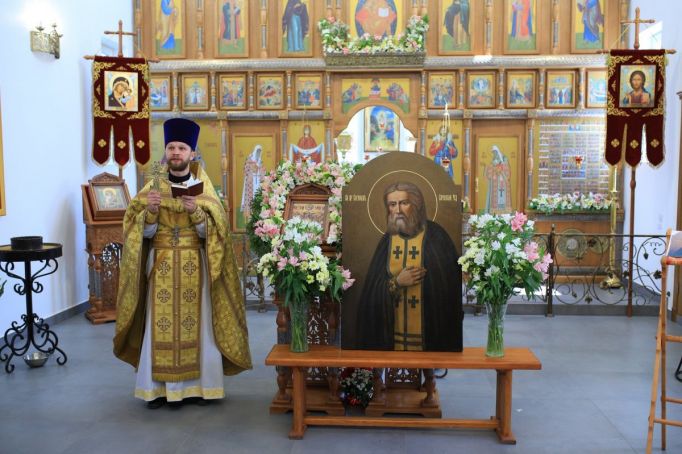 В Новомосковске восстановили изрубленную икону преподобного Серафима Саровского