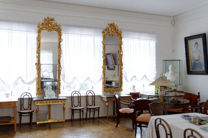 Музей «Ясная Поляна» рассказывает про зеркала в Доме Толстого