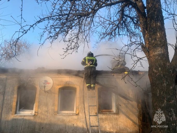 Более получаса спасатели боролись с пожаром жилом доме в Плавском районе