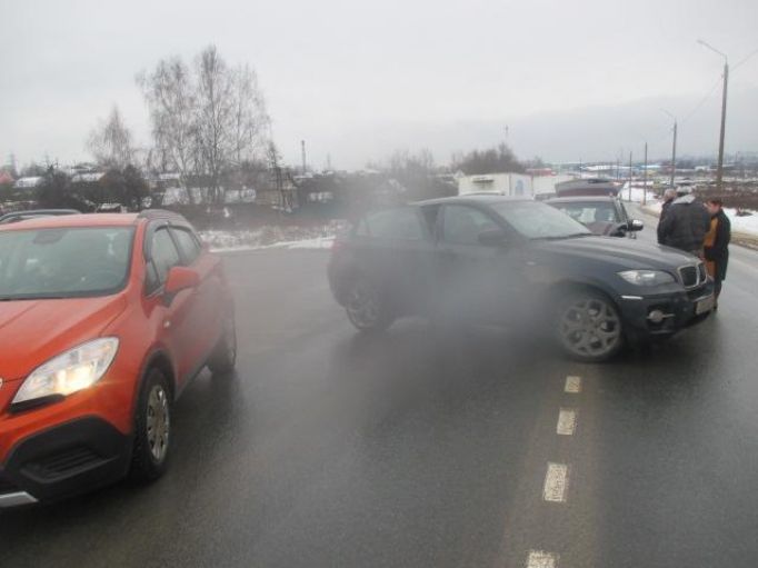 В Тульской области автоледи столкнулась с иномаркой, есть пострадавший