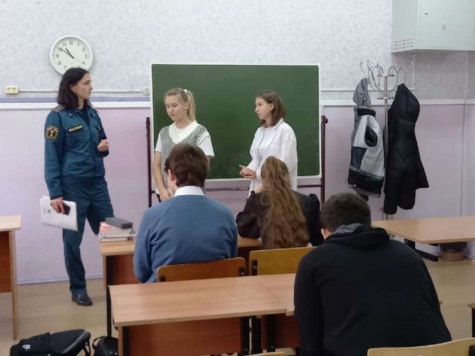 В Арсеньевской школе организовали встречу с инспектором по пожарному надзору
