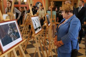 Депутаты Тульской областной Думы посетили выставку фоторабот военного корреспондента.