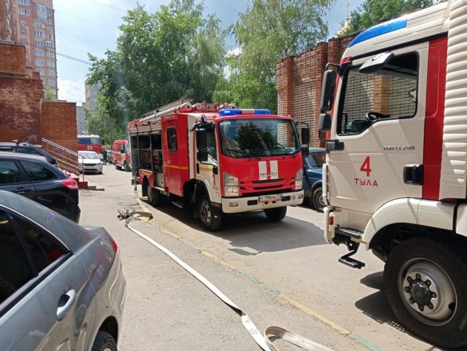 В Туле семь пожарных расчетов выезжали тушить загоревшийся кабель и спасать людей