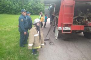 Тульские огнеборцы посетили пришкольный лагерь и разрешили детям примерить одежду пожарных.