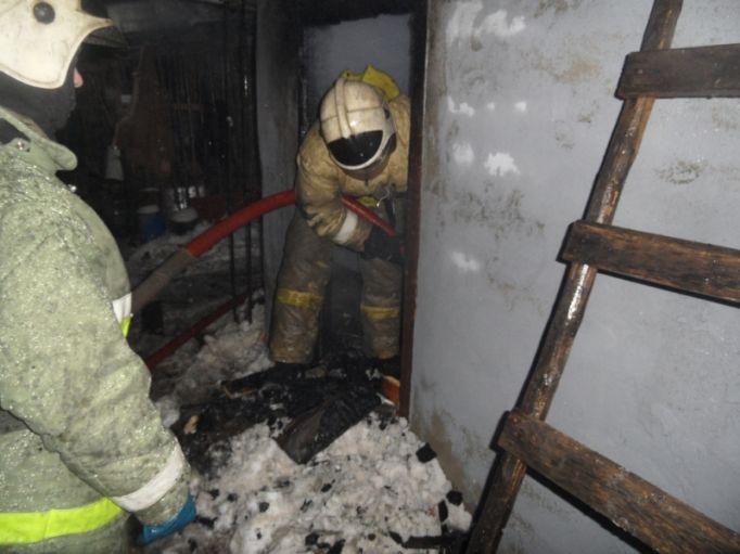 Три пожарных расчета тушили горящую баню в Туле