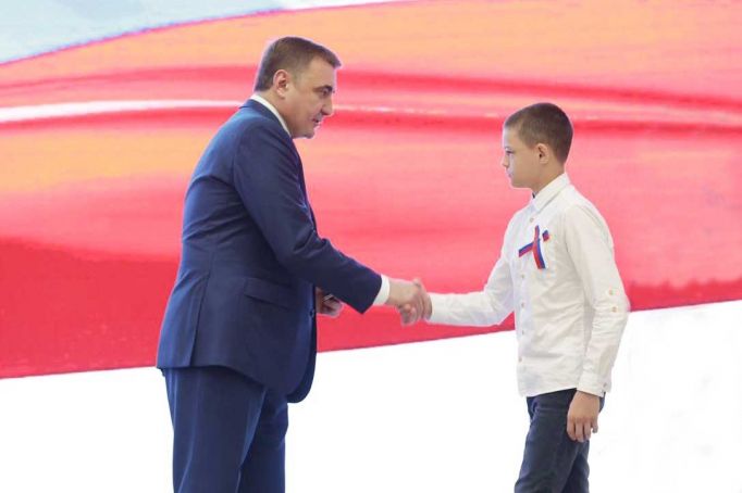 Губернатор Тульской области вручил паспорта 14-летним жителям региона