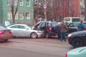 В Туле произошло ДТП с тремя автомобилями.