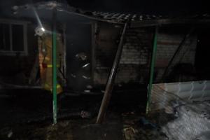 В Суворовском районе во время ночного пожара пострадал человек.