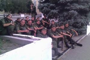 Волонтеры Суворовского района изготавливают маскировочные сетки для военнослужащих.