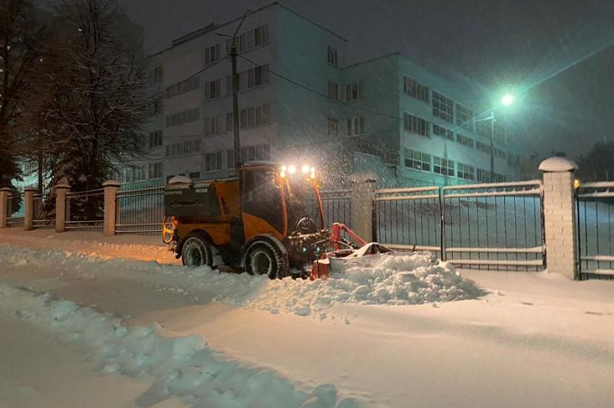 Последствия снегопада на улицах Тулы устраняют 120 единиц спецтехники