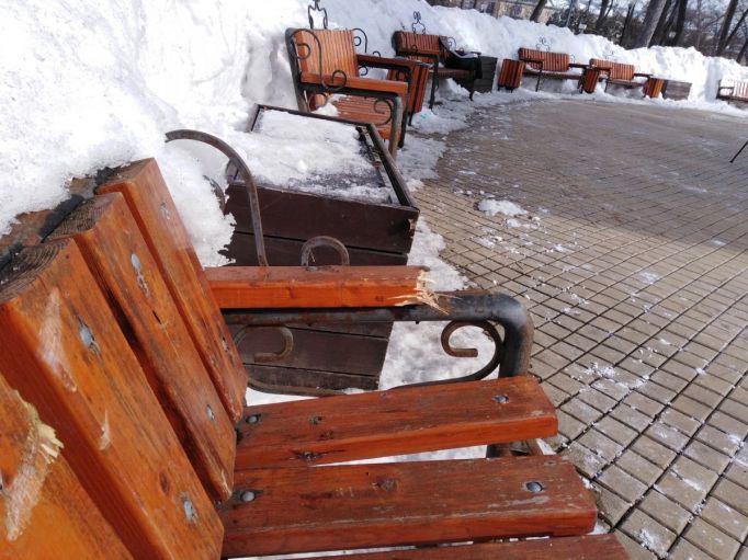 В Белоусовском парке Тулы вандалы крушили скамейку