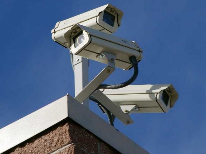 В Щекинском районе камеры наблюдения засняли преступника, который их унес